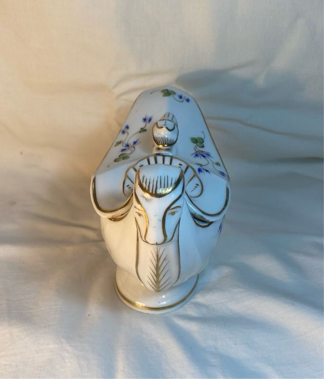 Antigua Salsera Porcelana pintada a mano .