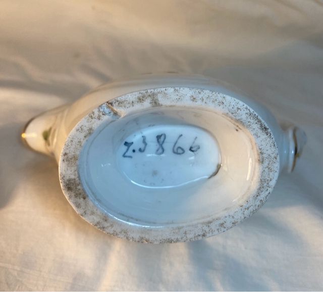 Antigua Salsera Porcelana pintada a mano .