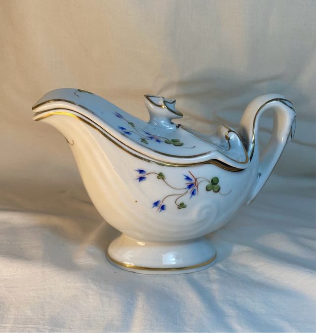 Antigua Salsera Porcelana pintada a mano .