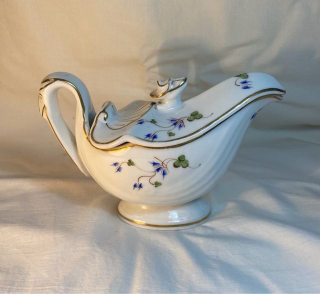 Antigua Salsera Porcelana pintada a mano .