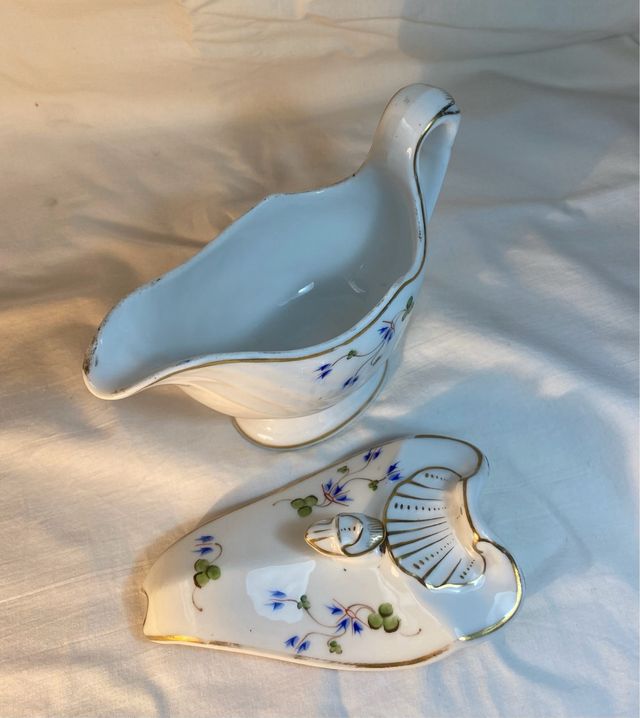 Antigua Salsera Porcelana pintada a mano .