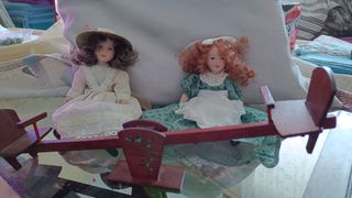 2 muñecas porcelana con balancin