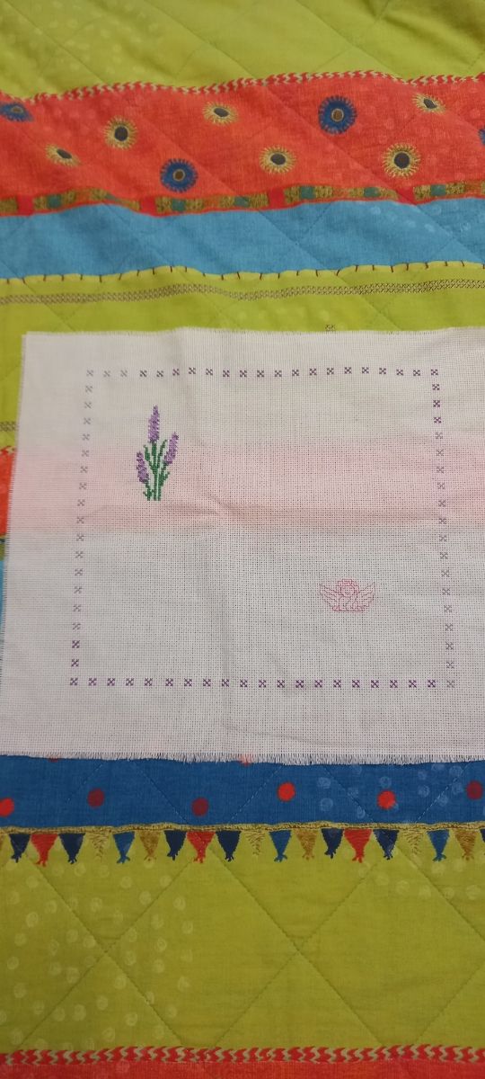 Centro tavola ricamato a mano in tela