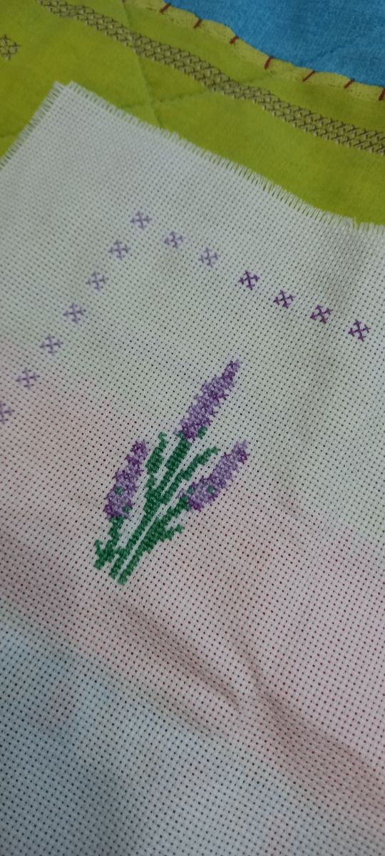 Centro tavola ricamato a mano in tela