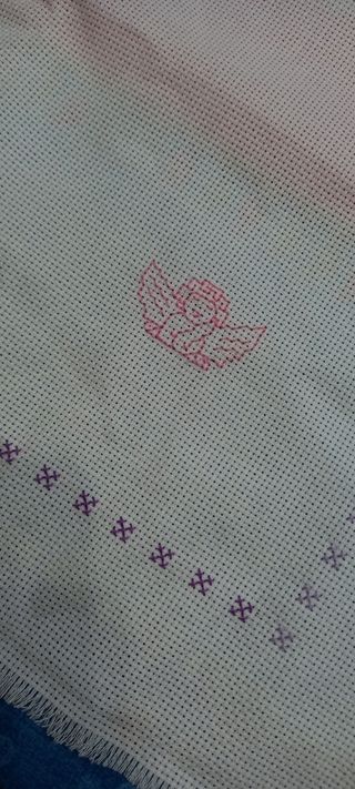 Centro tavola ricamato a mano in tela