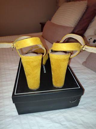 Sandalias amarillo mostaza