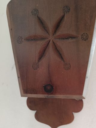 Vaso di legno da parete decorato