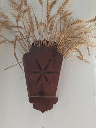 Vaso di legno da parete decorato