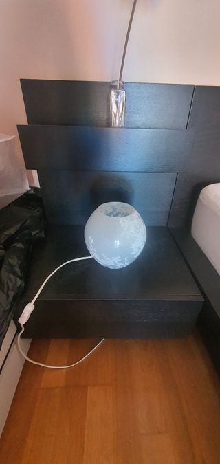 Cama con mesillas