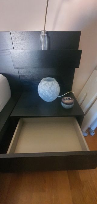 Cama con mesillas