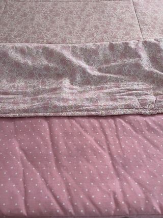 CONJUNTO DE CUBRE CAMA, CORTINAS Y FALDON