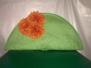 Cartera de mano de medio luna de rafia verde