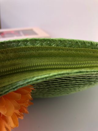 Cartera de mano de medio luna de rafia verde