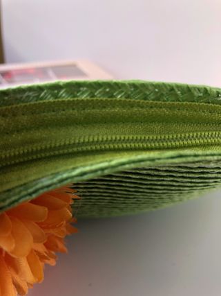 Cartera de mano de medio luna de rafia verde