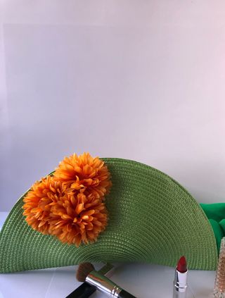 Cartera de mano de medio luna de rafia verde