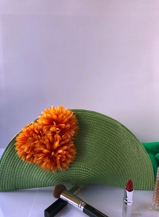 Cartera de mano de medio luna de rafia verde