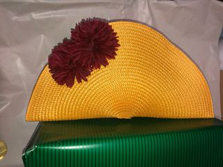 Cartera de mano de rafia amarilla flores granate