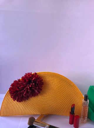 Cartera de mano de rafia amarilla flores granate