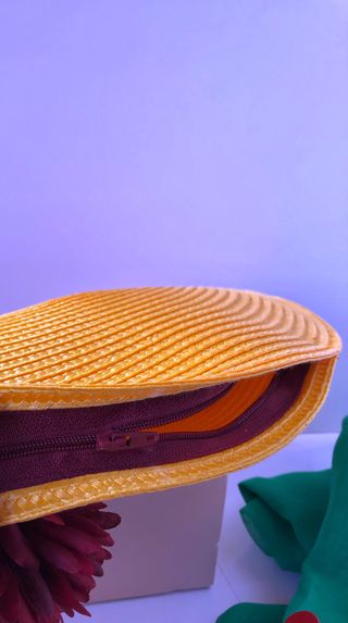 Cartera de mano de rafia amarilla flores granate