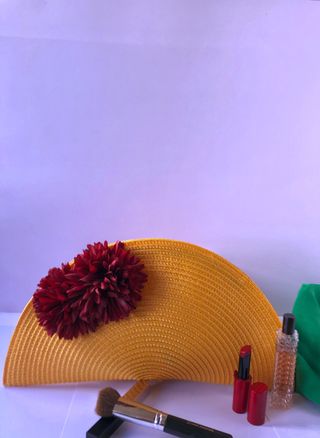 Cartera de mano de rafia amarilla flores granate