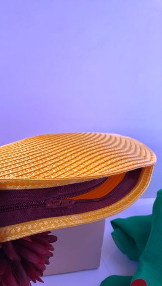 Cartera de mano de rafia amarilla flores granate