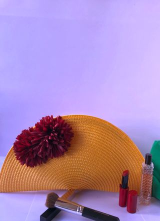 Cartera de mano de rafia amarilla flores granate