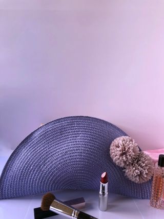 Cartera de mano de rafia azul flores rosas