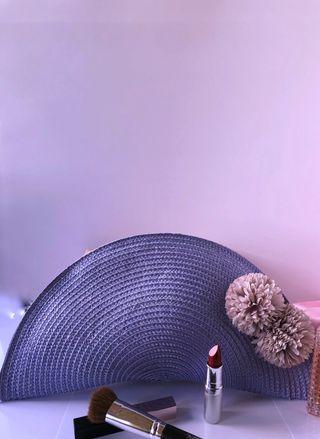 Cartera de mano de rafia azul flores rosas