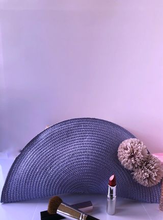 Cartera de mano de rafia azul flores rosas