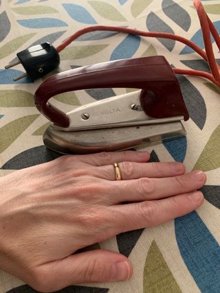 Mini ferro da stiro antico