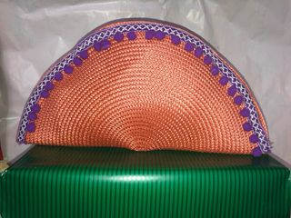 Cartera de mano rafia naranja ribete morado