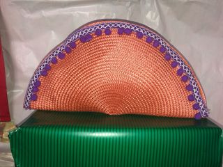 Cartera de mano rafia naranja ribete morado