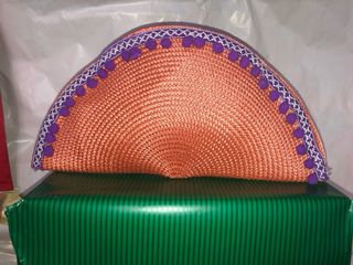 Cartera de mano rafia naranja ribete morado