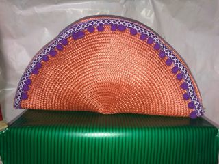 Cartera de mano rafia naranja ribete morado
