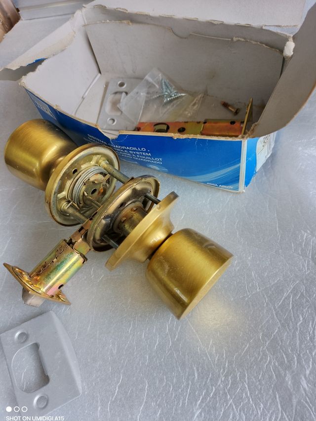 Pomo de cerraduras de puertas interiores.