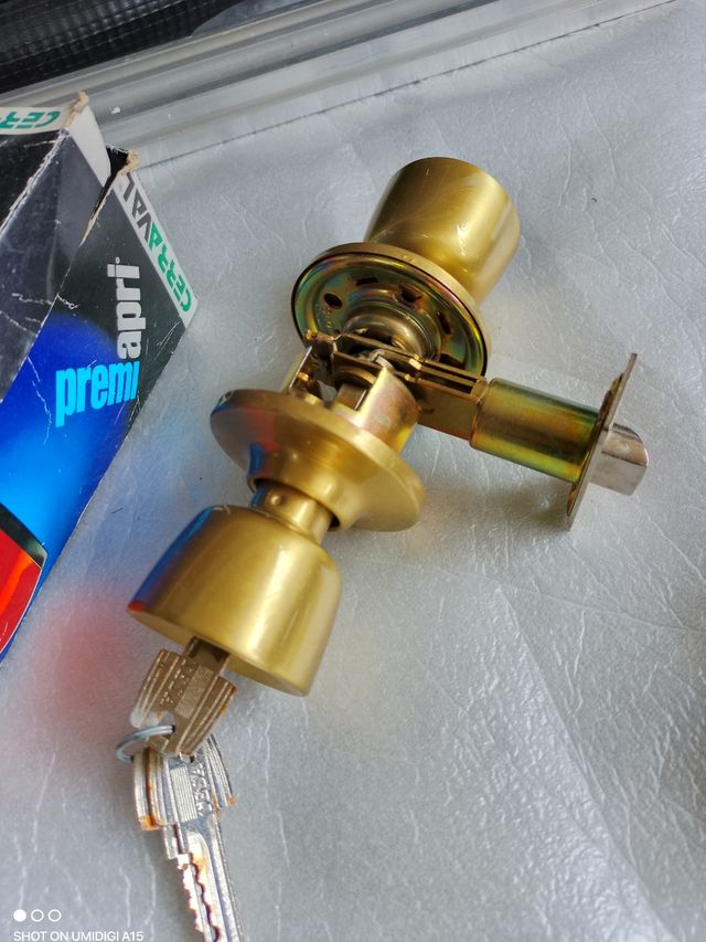 Pomo de cerraduras de puertas interiores.