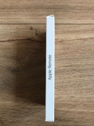 Apple Tv con cable de carga y mando a distancia