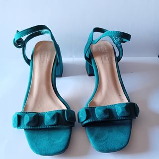 Sandalias verdes con tacón cuadrado