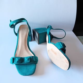 Sandalias verdes con tacón cuadrado