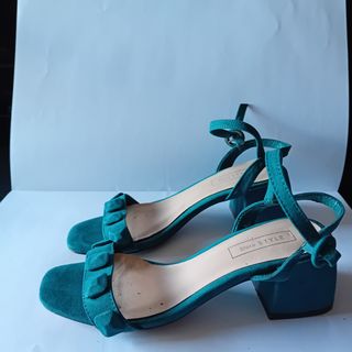 Sandalias verdes con tacón cuadrado