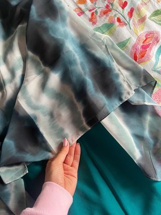 Vestido y chal invitada elegante evento ceremonia