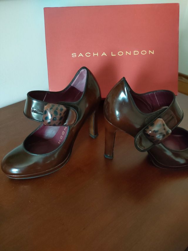 Zapatos de piel con tacón .