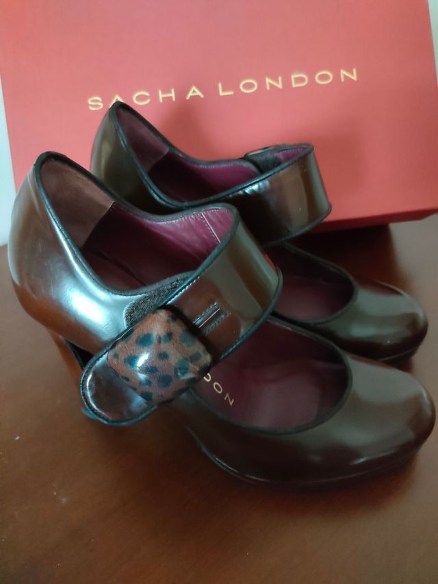 Zapatos de piel con tacón .