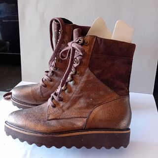 Botines con cordones color bronce