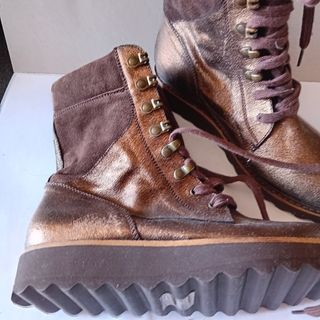 Botines con cordones color bronce