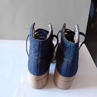 Botines azules con cordones