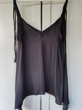 Blusa negra de tirantes