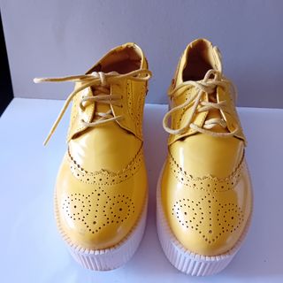 Zapatos amarillos con cordones
