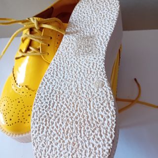 Zapatos amarillos con cordones