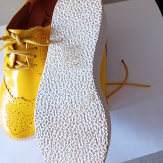 Zapatos amarillos con cordones
